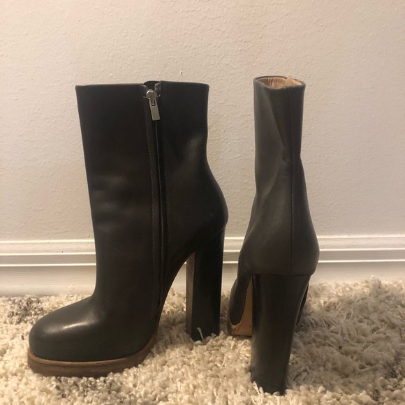 Grey leather Celine bootie Fall 2018 Collection - Picture 4 of 6